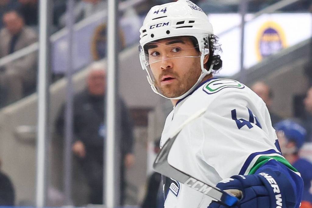 Sherwood’s hat trick powers Canucks to 4-1 victory over Islanders