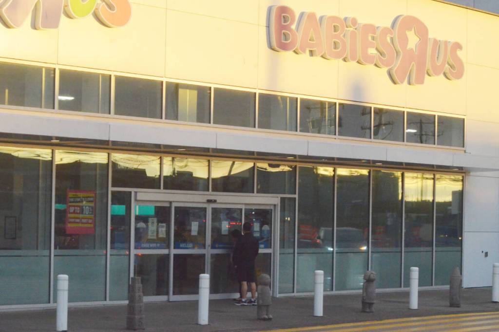 Langley Toys R Us closes suddenly